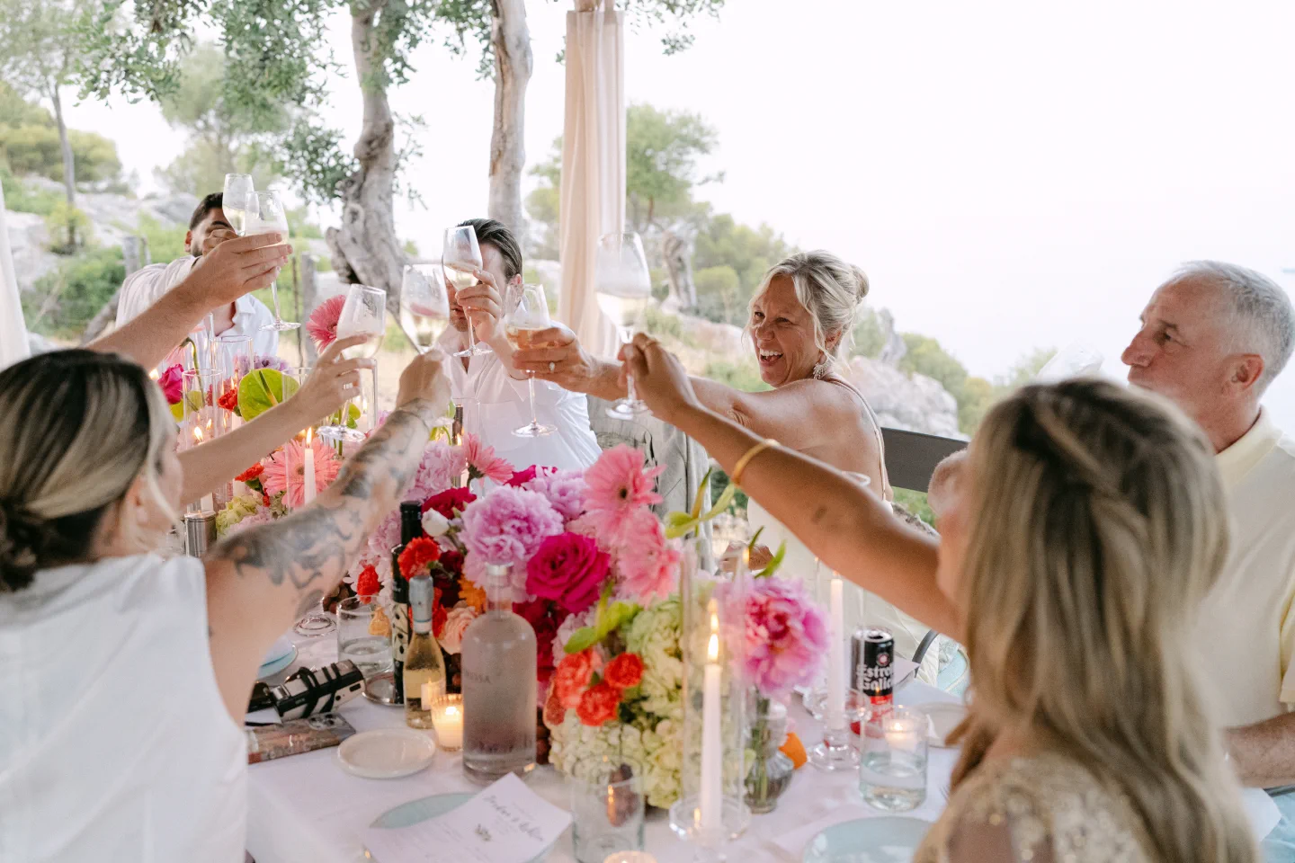 Brindis en el porche de Sa Pedrissa, en Deià, entre flores