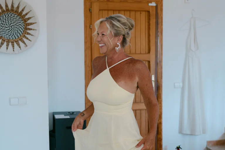 La madre de Jordan, con vestido amarillo, durante la preparación en Valldemossa