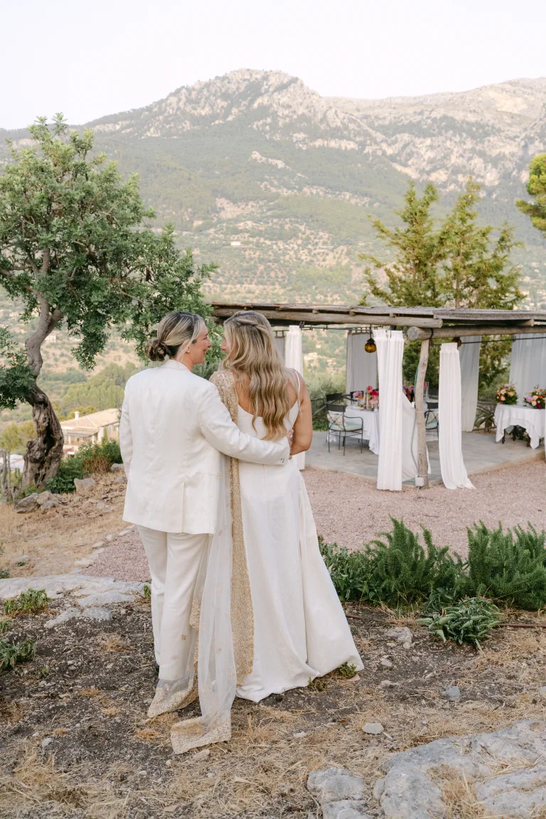 Las dos novias abrazadas frente a las montañas de la sierra de Tramuntana