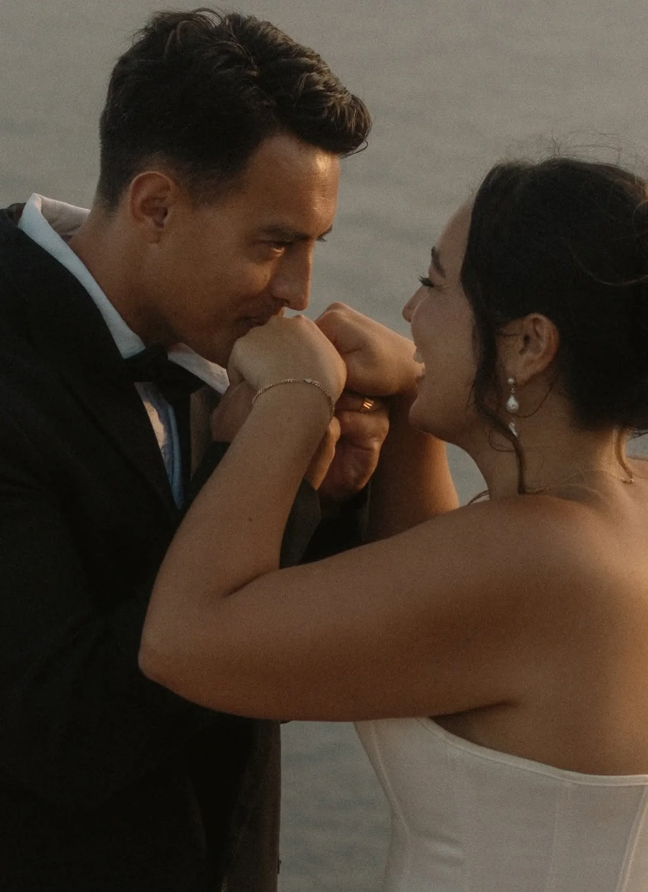 Primer plano de la novia, con maquillaje natural y luminoso