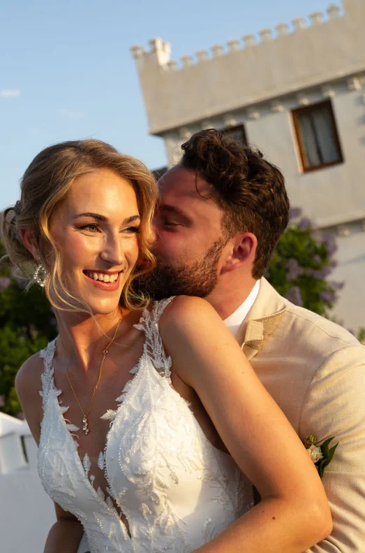 Novia con el recogido intacto a la hora dorada en Fort Inglés, Mijas, en agosto