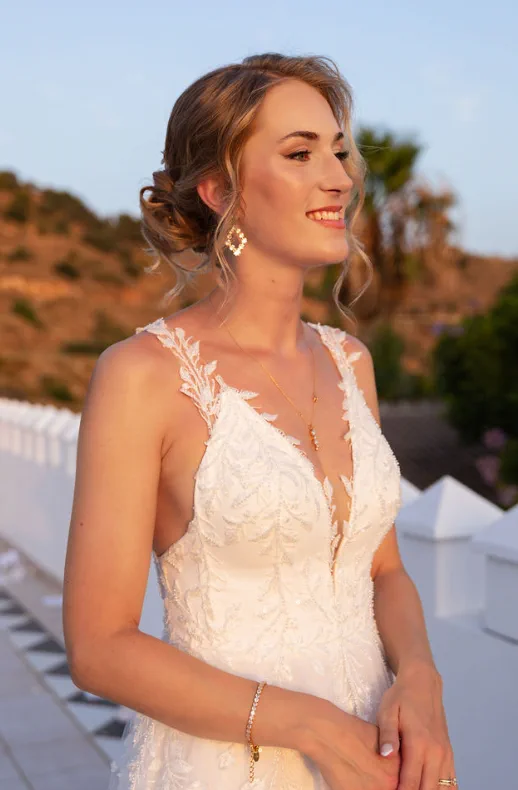 Retrato de la novia al atardecer en Fort Inglés, Mijas, con recogido romántico y maquillaje en tonos dorados