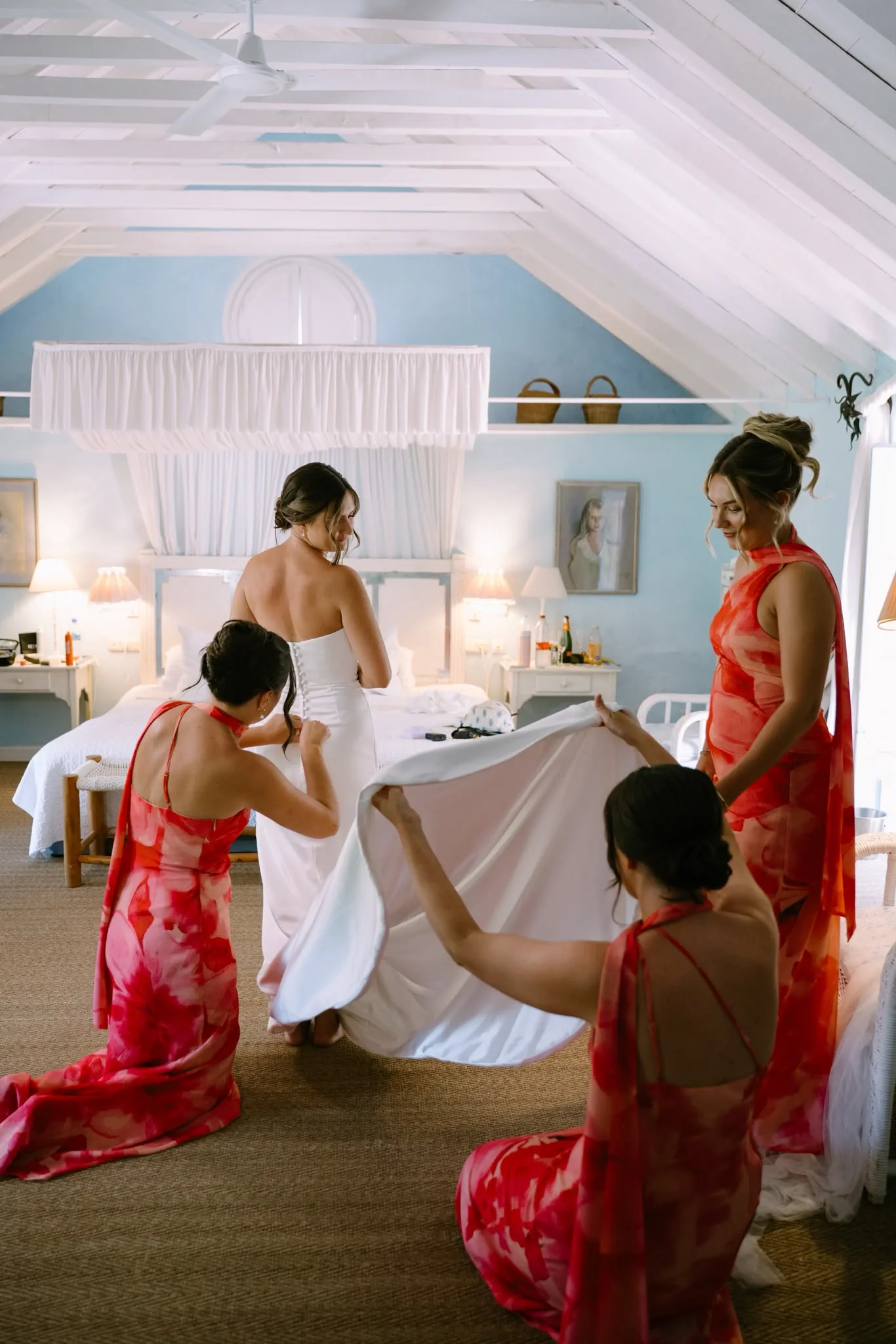 Las damas de honor colocan la cola del vestido en el dormitorio