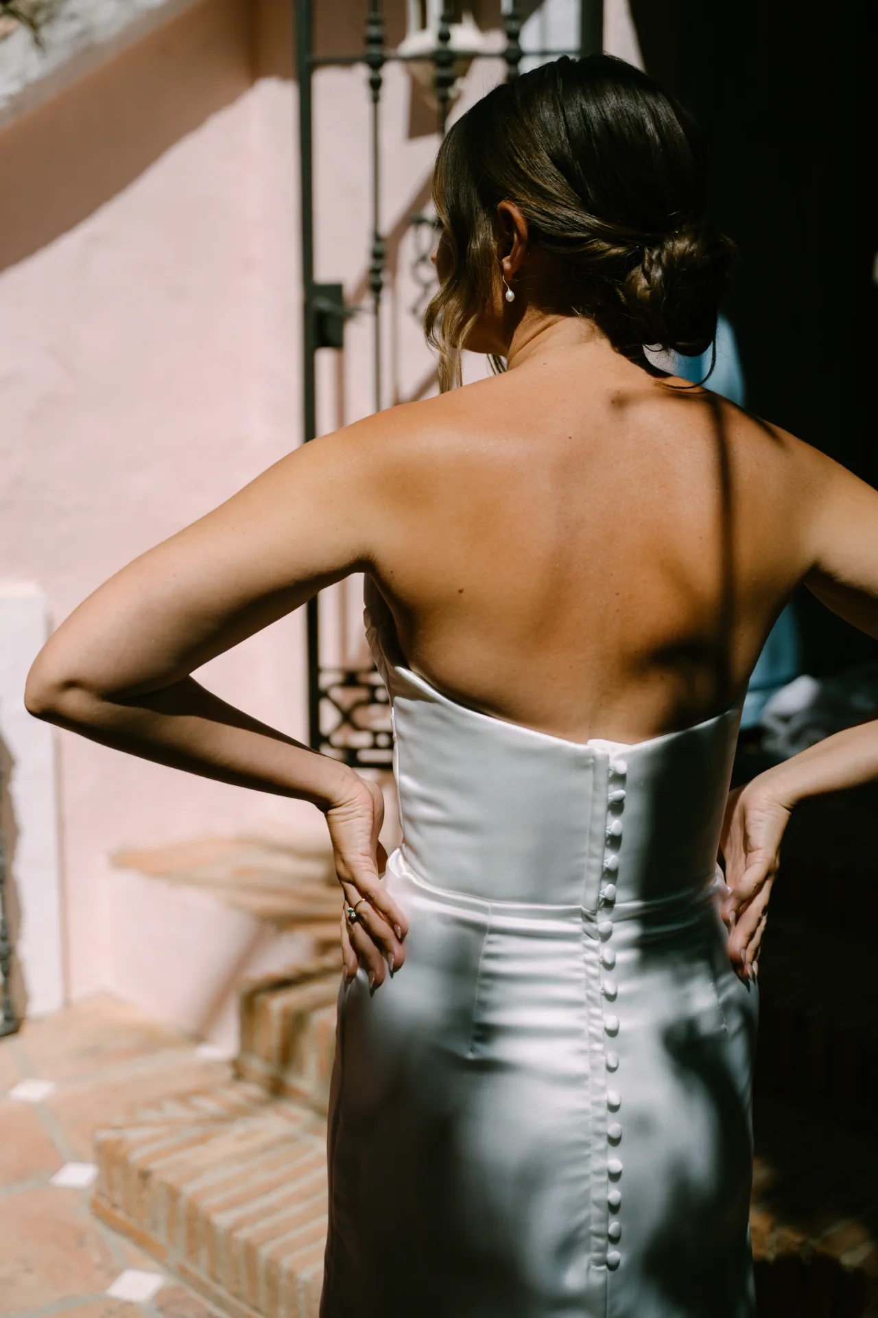 El recogido bajo visto de espaldas, sobre el vestido abotonado