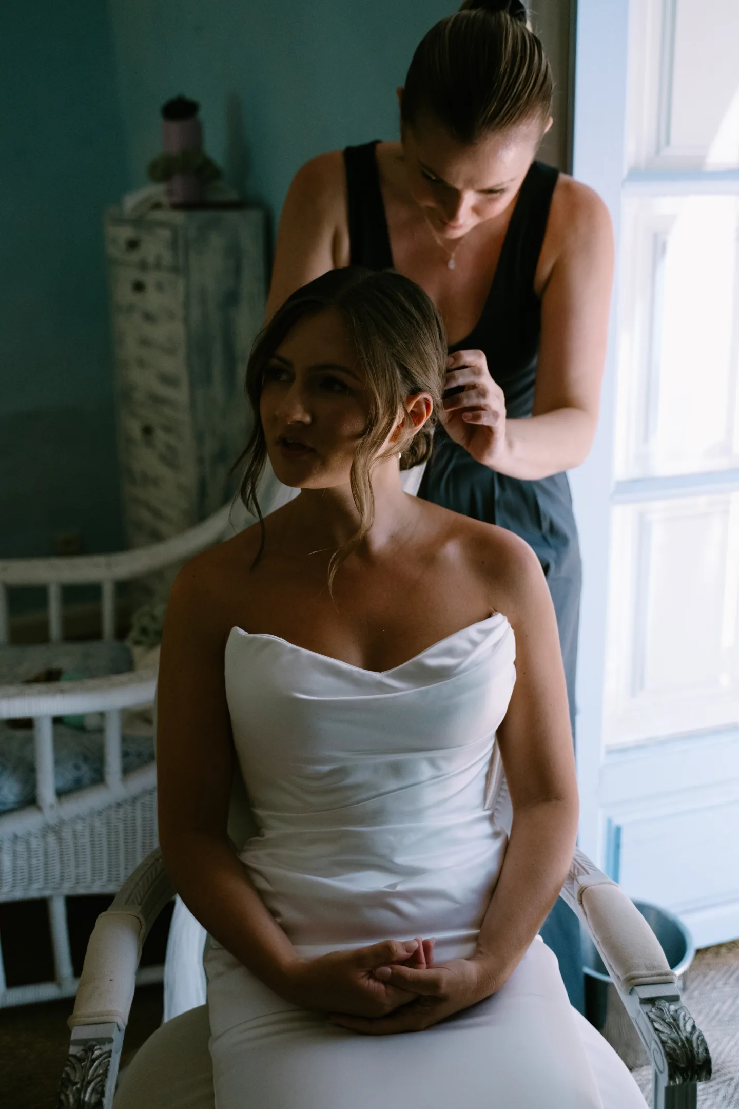 Retoque del recogido bajo de la novia durante la preparación