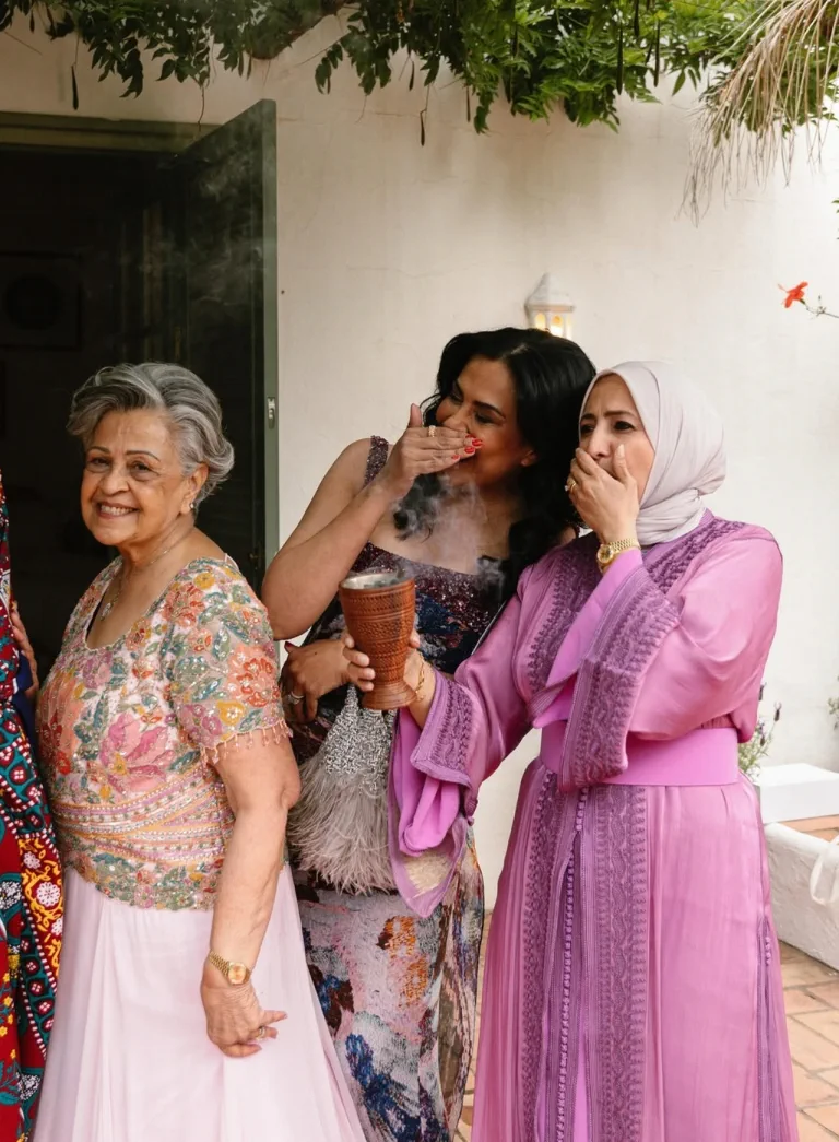 La abuela de Hanadi, con su marcado clásico, ríe junto a otras mujeres de la familia