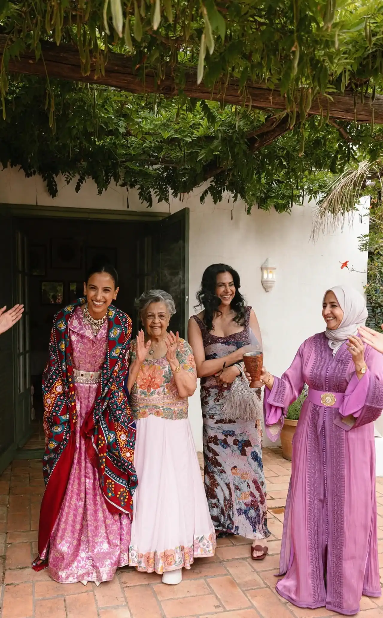 Mujeres de la familia de Hanadi en la terraza, con ondas y, la abuela, con un marcado clásico