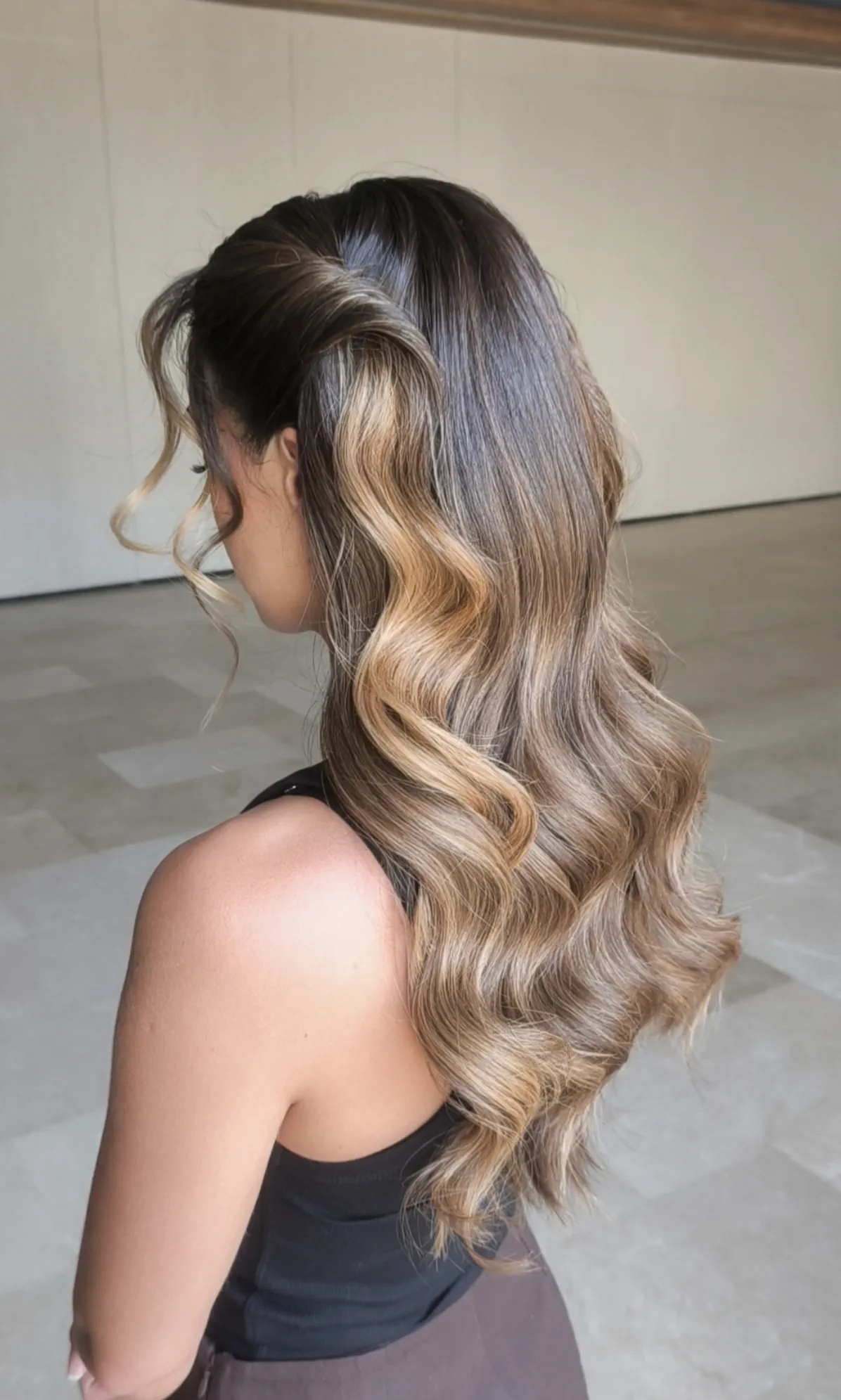 Melena larga con ondas marcadas y raya al lado, vista de espaldas