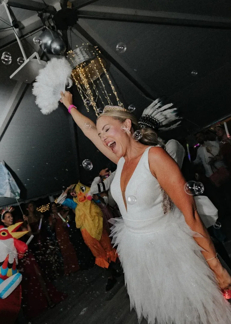 La novia baila en la fiesta de Finca Bellavista con su segundo vestido blanco de plumas
