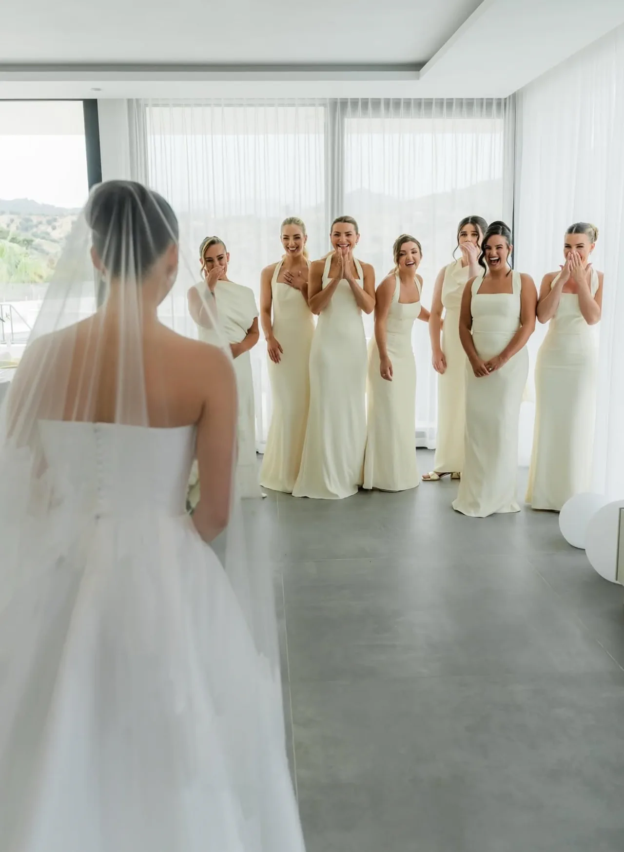 Las damas de honor ven a la novia por primera vez