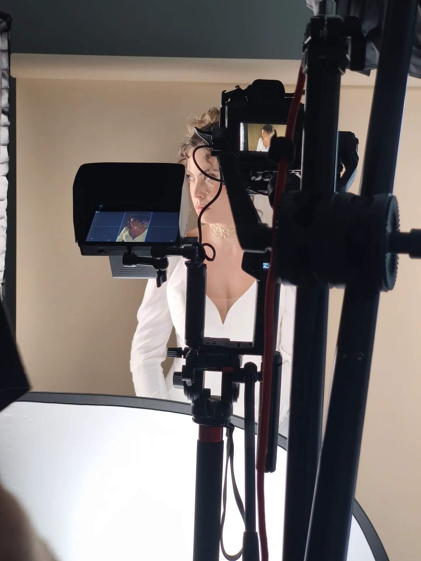 La cámara y el monitor encuadran a la modelo vestida de novia