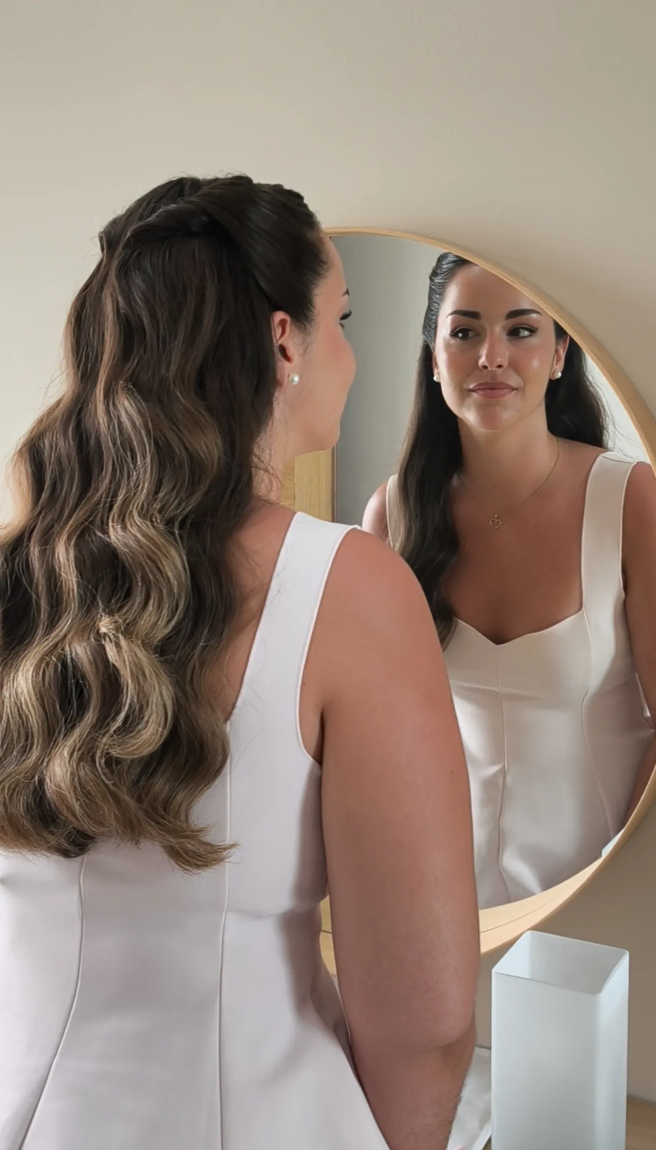 Semirrecogido con ondas largas, de espaldas y reflejado en un espejo redondo