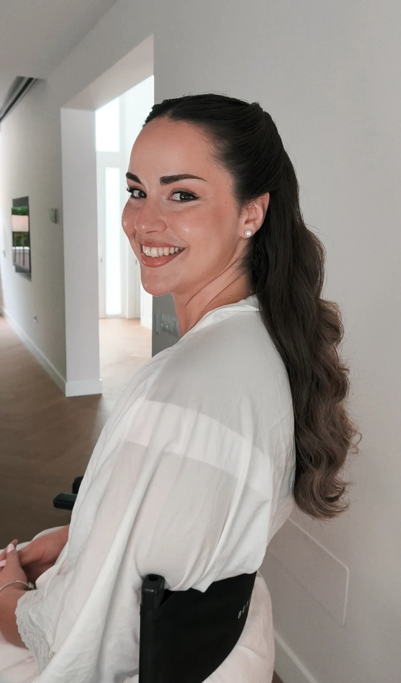 Semirrecogido con ondas largas, de perfil y sonriendo