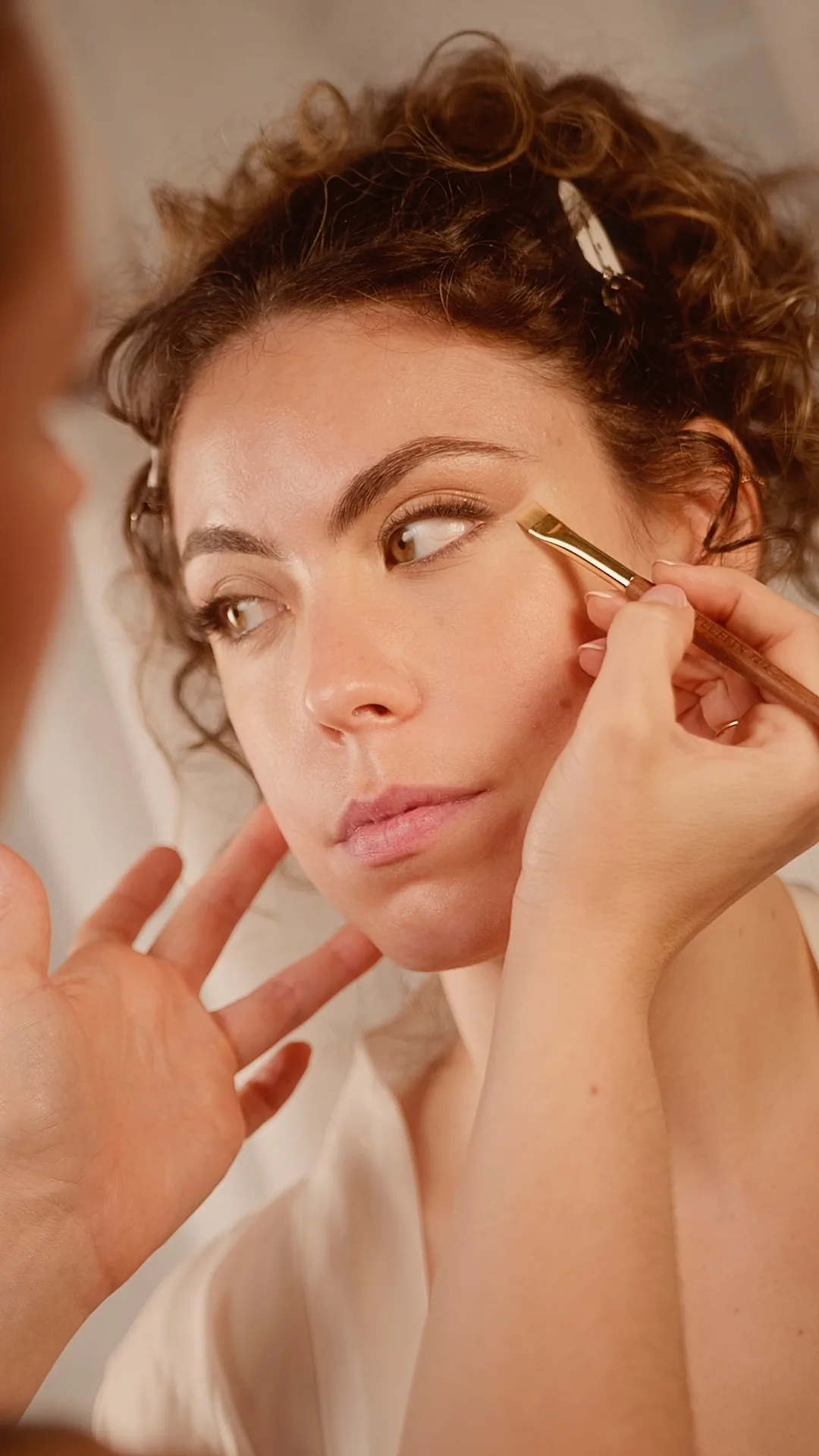 Pincel sobre el ojo en un maquillaje de novia