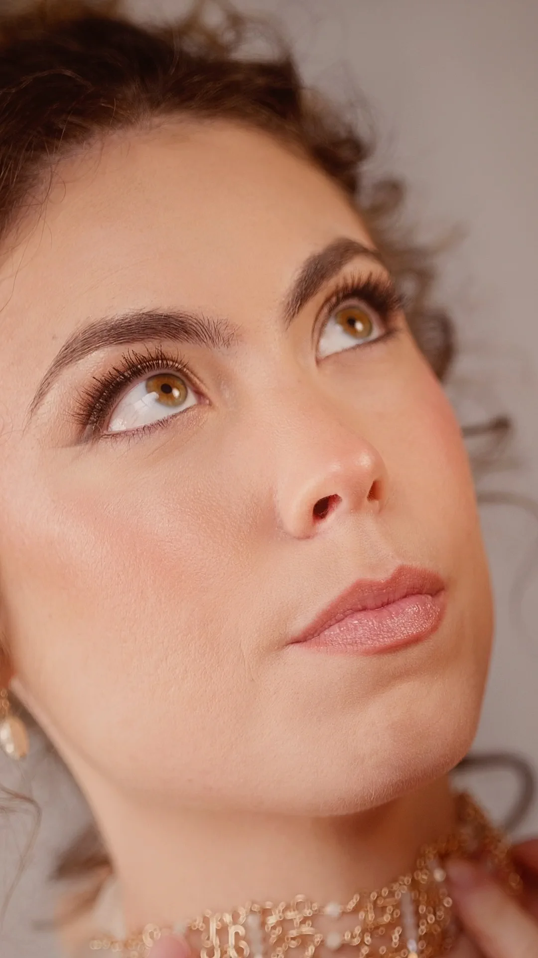 Primer plano de la mirada de una novia con maquillaje natural